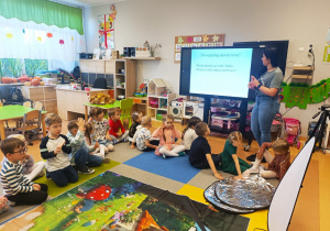 Poznajemy tajniki zawodu fotografa, czyli wizyta mamy Tymoteuszka i jesienna sesja fotograficzna w gr. XII