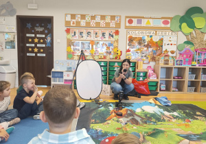 Poznajemy tajniki zawodu fotografa, czyli wizyta mamy Tymoteuszka i jesienna sesja fotograficzna w gr. XII