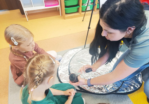 Poznajemy tajniki zawodu fotografa, czyli wizyta mamy Tymoteuszka i jesienna sesja fotograficzna w gr. XII