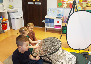 Poznajemy tajniki zawodu fotografa, czyli wizyta mamy Tymoteuszka i jesienna sesja fotograficzna w gr. XII
