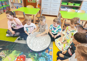 Poznajemy tajniki zawodu fotografa, czyli wizyta mamy Tymoteuszka i jesienna sesja fotograficzna w gr. XII