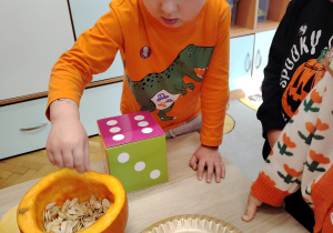 Zajęcia koleżeńskie "Na dyniowej grządce" w grupie II i VII