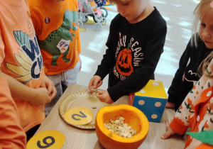 Zajęcia koleżeńskie "Na dyniowej grządce" w grupie II i VII