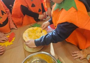 Zajęcia koleżeńskie "Na dyniowej grządce" w grupie II i VII