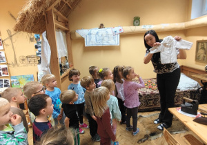 „Mała i duża Ojczyzna”- projekt edukacyjny i zajęcia w przedszkolnym Mini Muzeum „Na szlaku historii”- gr. II