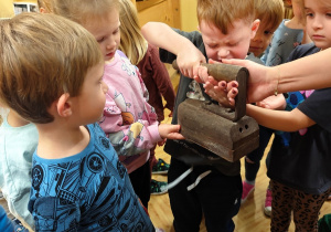 „Mała i duża Ojczyzna”- projekt edukacyjny i zajęcia w przedszkolnym Mini Muzeum „Na szlaku historii”- gr. II