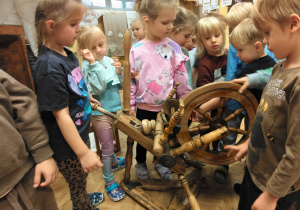 „Mała i duża Ojczyzna”- projekt edukacyjny i zajęcia w przedszkolnym Mini Muzeum „Na szlaku historii”- gr. II