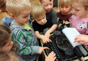 „Mała i duża Ojczyzna”- projekt edukacyjny i zajęcia w przedszkolnym Mini Muzeum „Na szlaku historii”- gr. II