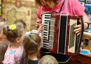 „Mała i duża Ojczyzna”- projekt edukacyjny i zajęcia w przedszkolnym Mini Muzeum „Na szlaku historii”- gr. II