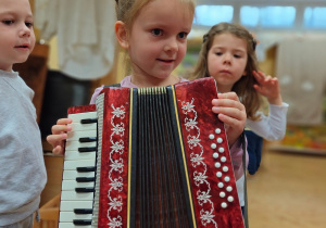 „Mała i duża Ojczyzna”- projekt edukacyjny i zajęcia w przedszkolnym Mini Muzeum „Na szlaku historii”- gr. II