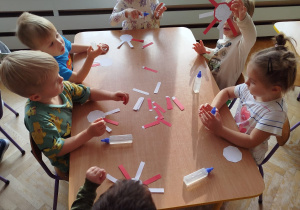 „Mała i duża Ojczyzna”- projekt edukacyjny i zajęcia w przedszkolnym Mini Muzeum „Na szlaku historii”- gr. II