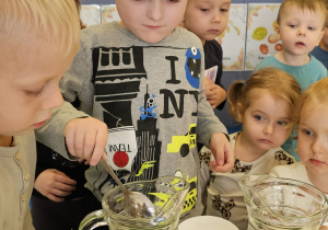 Projekt „Sensoryczna jesień” w grupie I maluszków