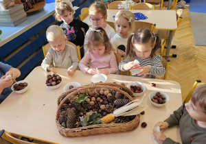 Projekt „Sensoryczna jesień” w grupie I maluszków