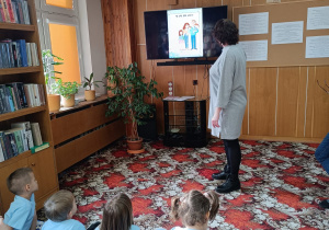 "Dzieci swoje prawa mają..."- wizyta przedszkolaków z gr. XII w Miejskiej Bibliotece Publicznej w Koninie - Filia "Medyczna"