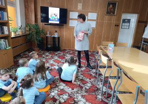 "Dzieci swoje prawa mają..."- wizyta przedszkolaków z gr. XII w Miejskiej Bibliotece Publicznej w Koninie - Filia "Medyczna"