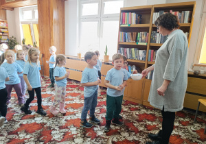 "Dzieci swoje prawa mają..."- wizyta przedszkolaków z gr. XII w Miejskiej Bibliotece Publicznej w Koninie - Filia "Medyczna"