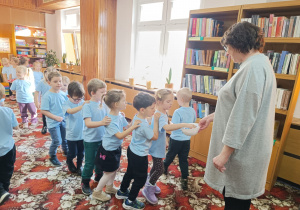 "Dzieci swoje prawa mają..."- wizyta przedszkolaków z gr. XII w Miejskiej Bibliotece Publicznej w Koninie - Filia "Medyczna"