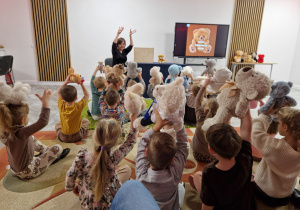 Światowy Dzień Pluszowego Misia – święto symbolu dzieciństwa w grupie X