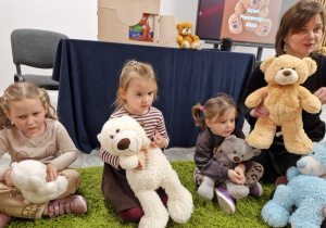 Światowy Dzień Pluszowego Misia – święto symbolu dzieciństwa w grupie X