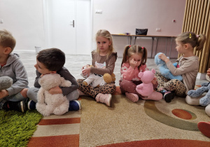 Światowy Dzień Pluszowego Misia – święto symbolu dzieciństwa w grupie X