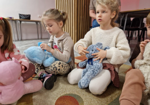 Światowy Dzień Pluszowego Misia – święto symbolu dzieciństwa w grupie X