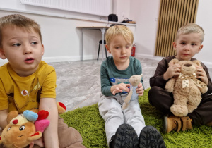 Światowy Dzień Pluszowego Misia – święto symbolu dzieciństwa w grupie X