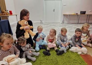 Światowy Dzień Pluszowego Misia – święto symbolu dzieciństwa w grupie X