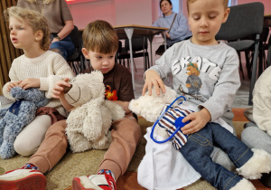 Światowy Dzień Pluszowego Misia – święto symbolu dzieciństwa w grupie X