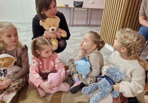 Światowy Dzień Pluszowego Misia – święto symbolu dzieciństwa w grupie X