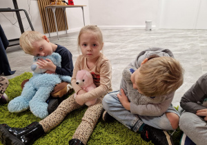 Światowy Dzień Pluszowego Misia – święto symbolu dzieciństwa w grupie X