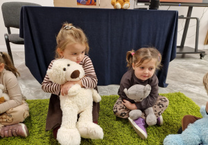 Światowy Dzień Pluszowego Misia – święto symbolu dzieciństwa w grupie X