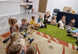 Światowy Dzień Pluszowego Misia – święto symbolu dzieciństwa w grupie X