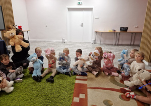 Światowy Dzień Pluszowego Misia – święto symbolu dzieciństwa w grupie X