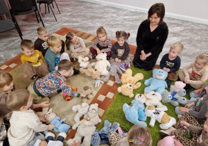 Światowy Dzień Pluszowego Misia – święto symbolu dzieciństwa w grupie X