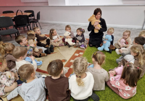 Światowy Dzień Pluszowego Misia – święto symbolu dzieciństwa w grupie X