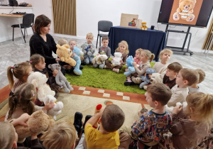 Światowy Dzień Pluszowego Misia – święto symbolu dzieciństwa w grupie X