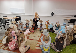 Światowy Dzień Pluszowego Misia – święto symbolu dzieciństwa w grupie X