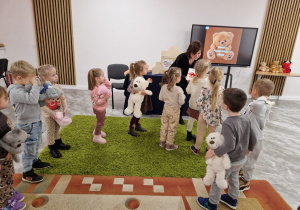 Światowy Dzień Pluszowego Misia – święto symbolu dzieciństwa w grupie X