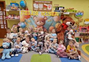 Światowy Dzień Pluszowego Misia – święto symbolu dzieciństwa w grupie X