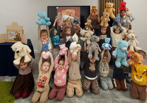 Światowy Dzień Pluszowego Misia – święto symbolu dzieciństwa w grupie X