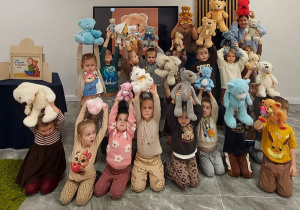 Światowy Dzień Pluszowego Misia – święto symbolu dzieciństwa w grupie X