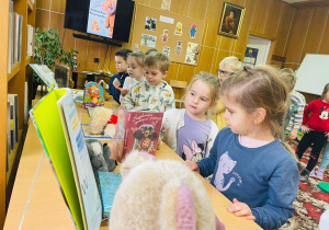 Dzień Pluszowego Misia i wizyta w bibliotece - gr. XI