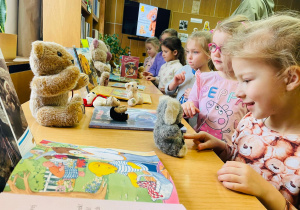 Dzień Pluszowego Misia i wizyta w bibliotece - gr. XI