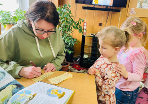 Dzień Pluszowego Misia i wizyta w bibliotece - gr. XI