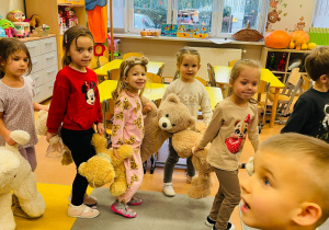 Dzień Pluszowego Misia i wizyta w bibliotece - gr. XI