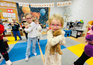 Dzień Pluszowego Misia i wizyta w bibliotece - gr. XI