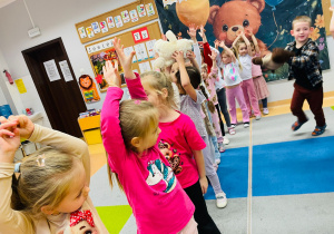 Dzień Pluszowego Misia i wizyta w bibliotece - gr. XI