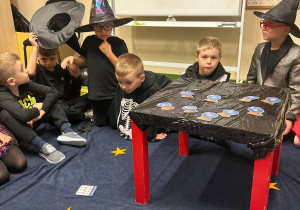 "Andrzejkowe Czary- Mary"- eksperymenty w grupie VI