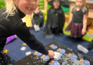 "Andrzejkowe Czary- Mary"- eksperymenty w grupie VI