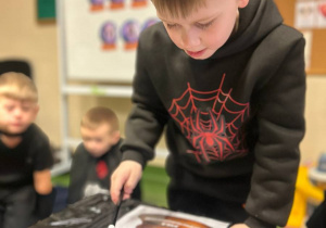 "Andrzejkowe Czary- Mary"- eksperymenty w grupie VI